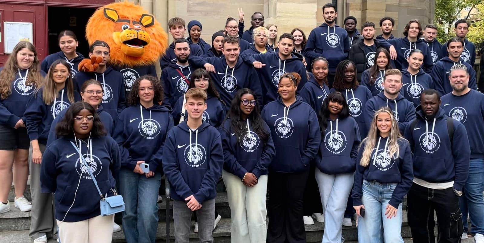 EC2M 2024 mascotte et groupe élèves