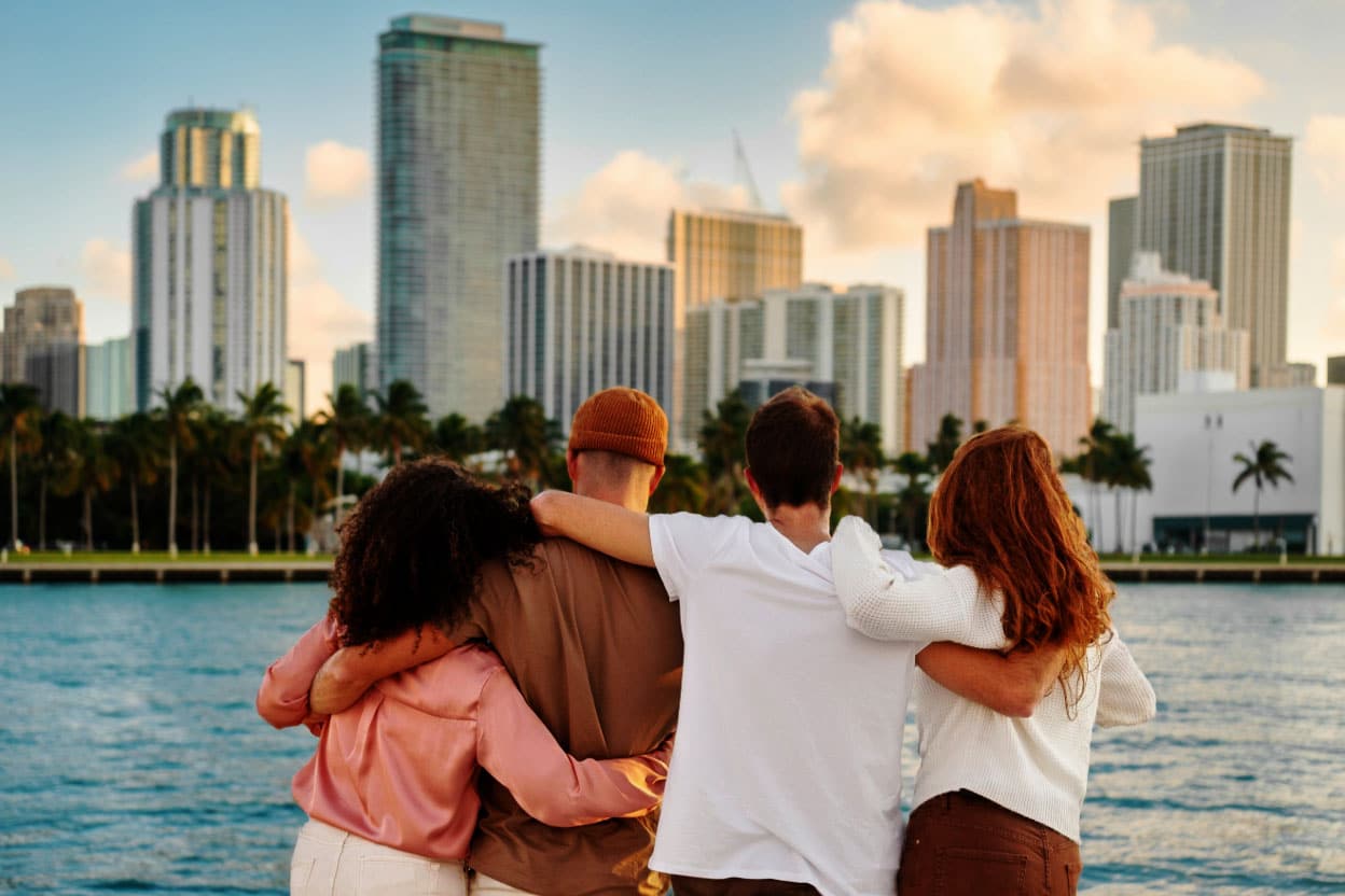 Étudiants EC2M face au skyline de Miami